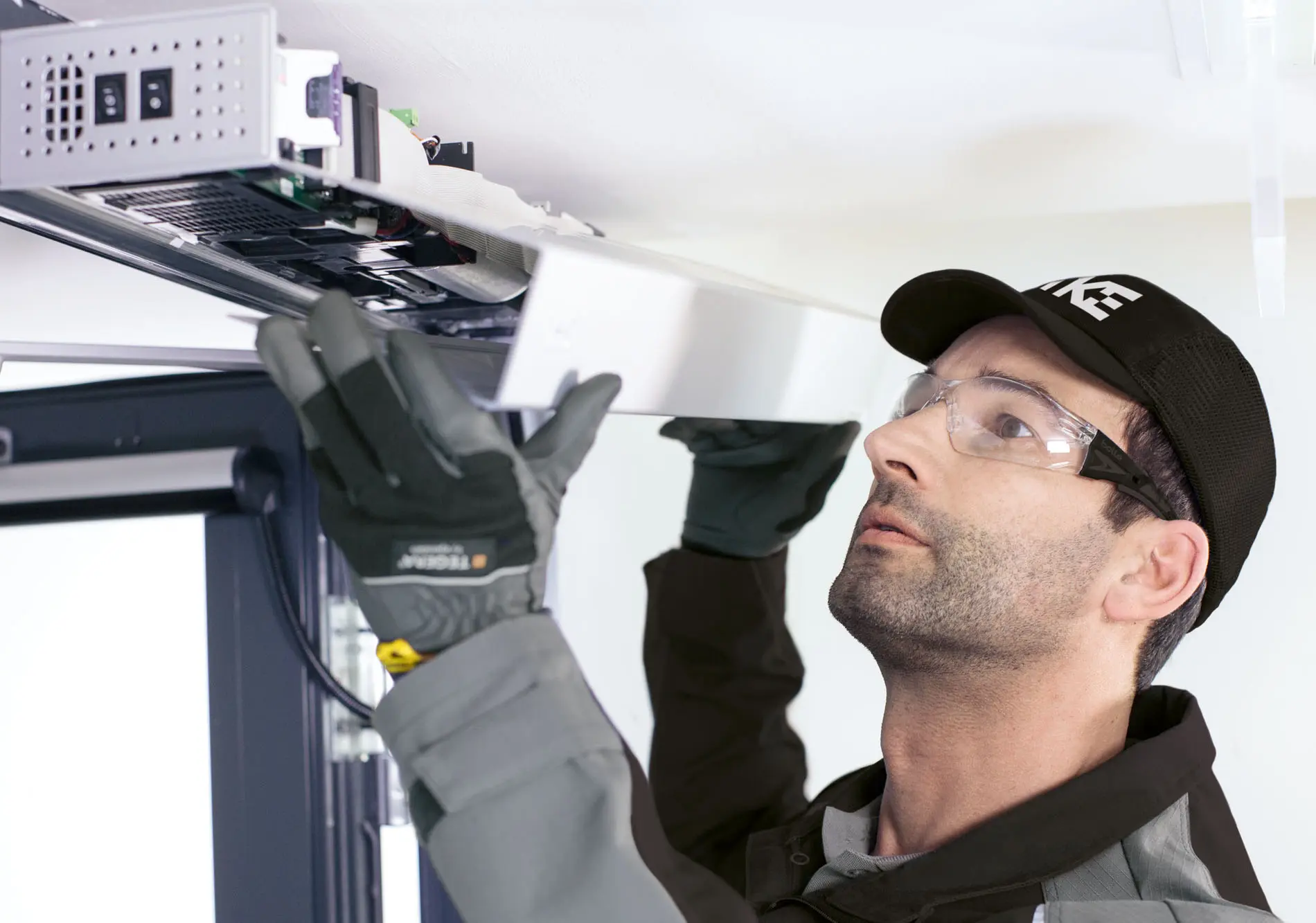 ../../media/austria/service-technician-automatic-doors-rs31059-m3_2484-1900px.webp