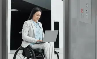 Plataforma_vertical_escada_acessibilidade_cadeira_de_rodas