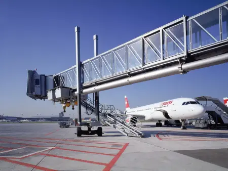 Ponts d’embarquement des passagers dans un aéroport suisse