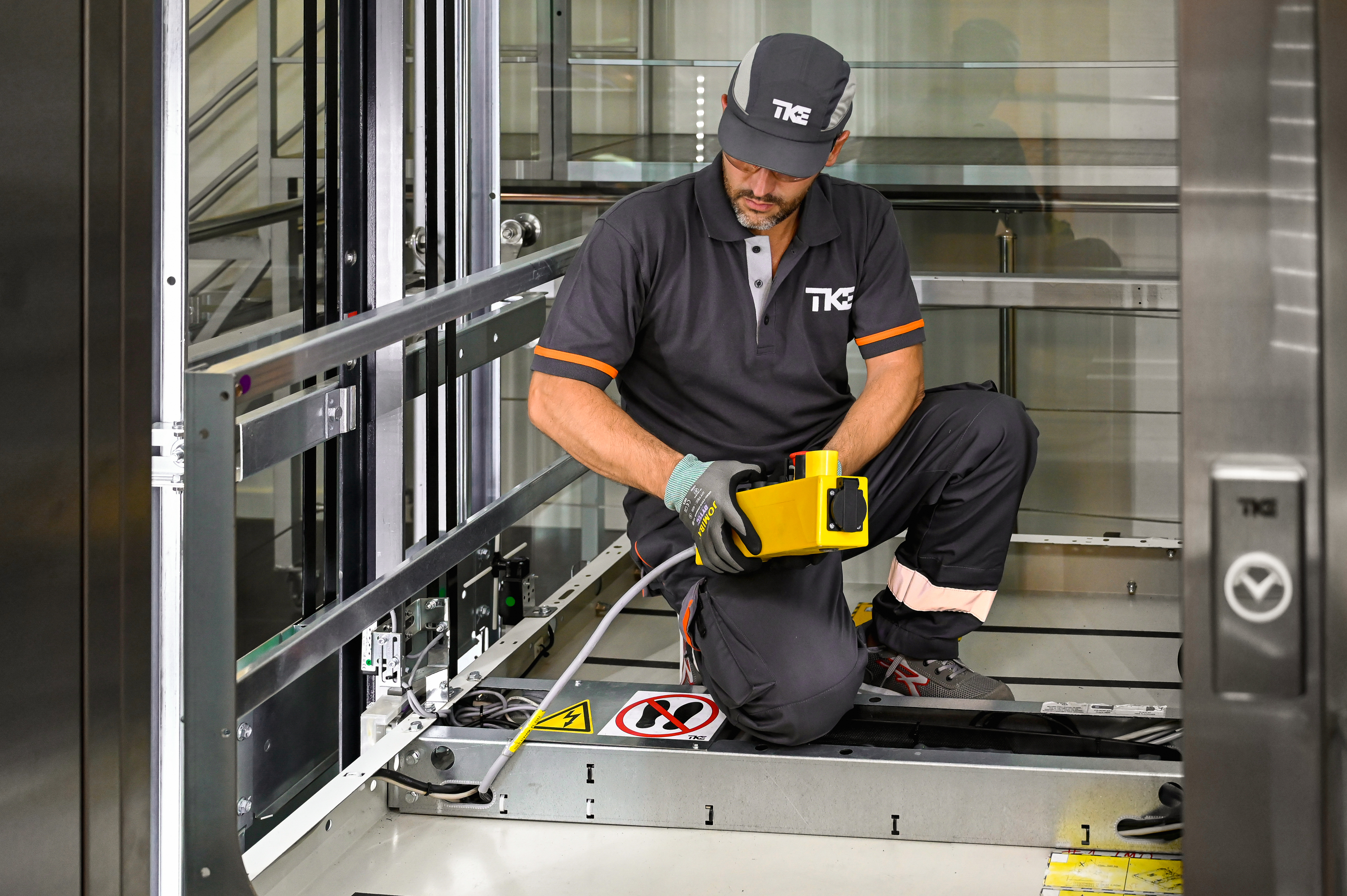 ../../media/press_1/press/global/240620_tk_elevator_ski_denmark/tke_press_release_ski_technician-cabin-roof-inspection-eox-elevator_copyright_tk_elevator.webp