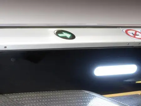 Tugela escalator - Safety lights: Step gap or comb plates
