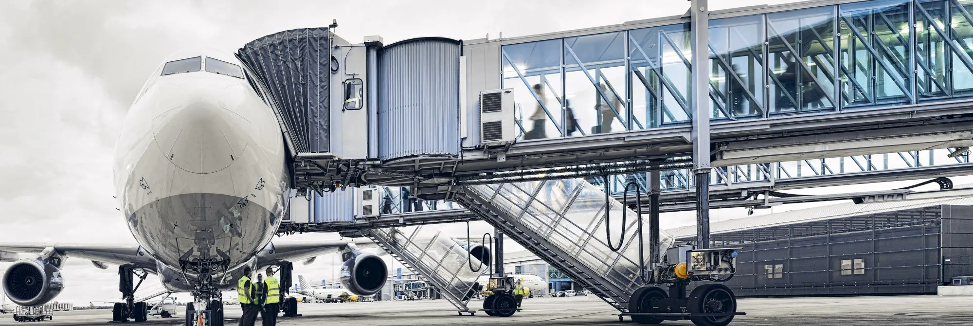 Fluggastbrücke an Flugzeug angedockt