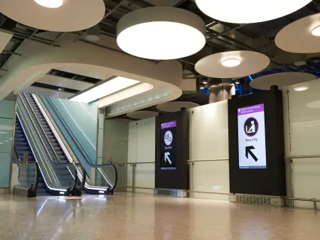 Escaliers mécaniques à l’aéroport de Heathrow