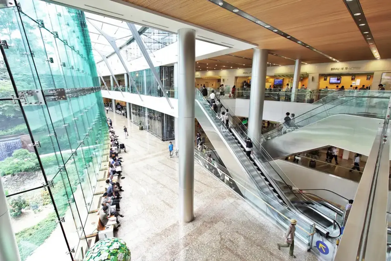 An escalator transporting patients and guests in a hospital.