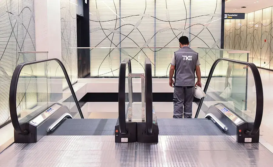 
Servicemonteur van TKE op een roltrap
