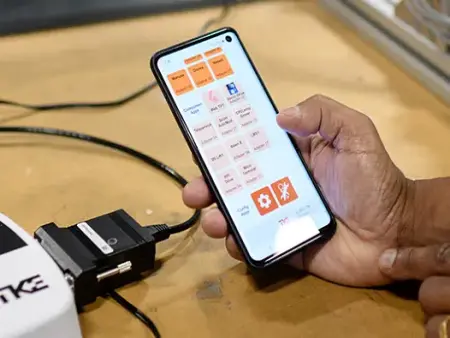 Smartphone mit Diagnosetool verbunden