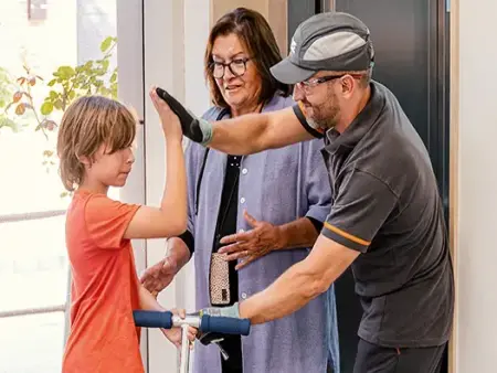 TK Elevator Servicetechniker mit Fahrgästen des Aufzugs