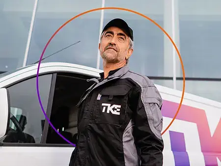 TKE-Servicetechniker vor seinem Auto