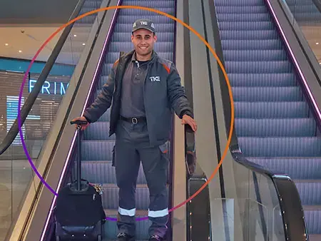 Servicetechniker auf einer Fahrtreppe