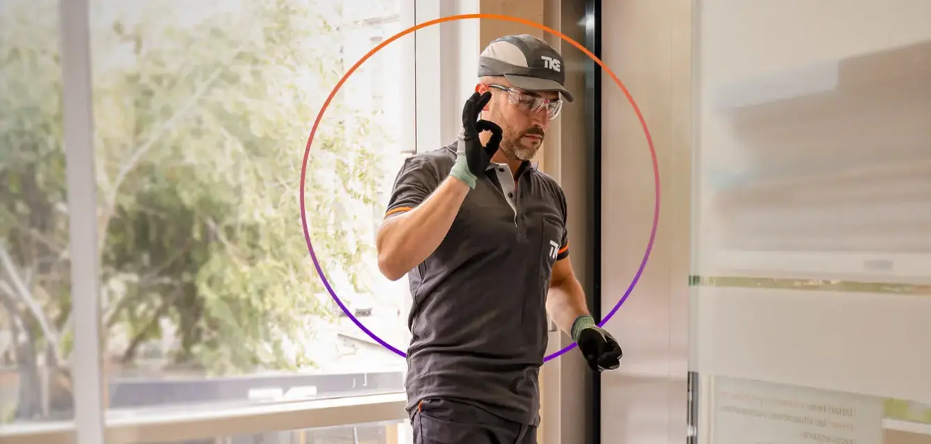 Servicetechniker signalisiert mit der Hand 