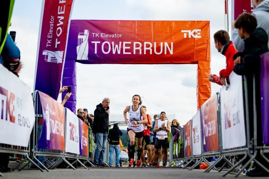 Rekord-Läuferin Verena Schmitz beim Start des TKE Towerruns 2024.