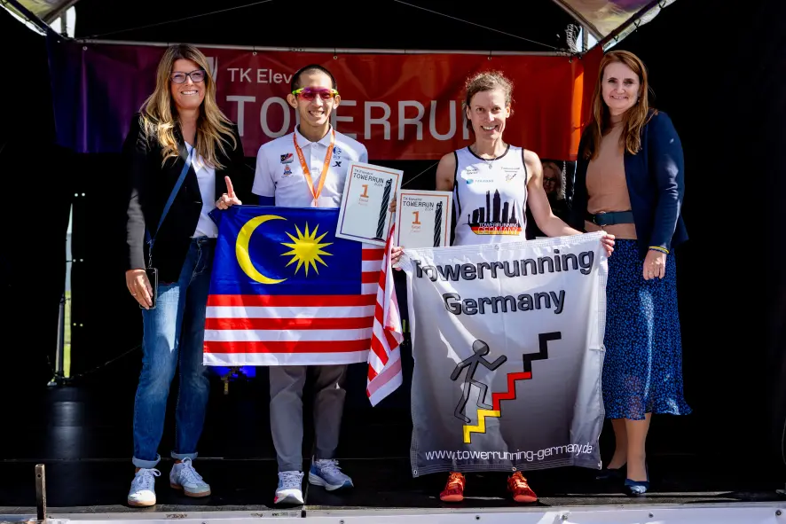 Award ceremony with the two winners