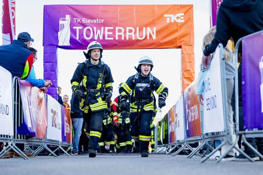 Always impressive: the fire brigade teams in full gear and breathing apparatus at the start of the TKE towerrun.