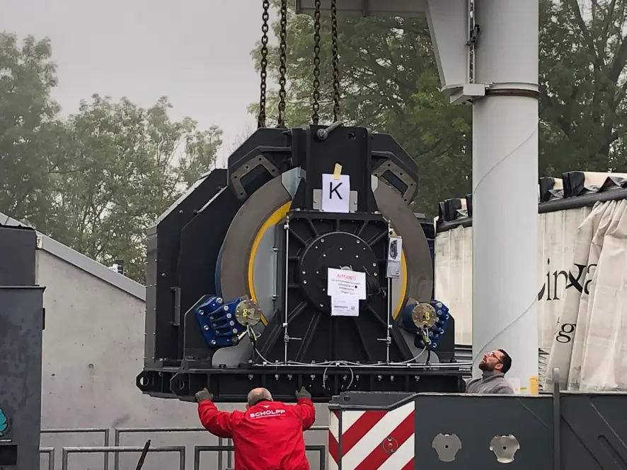 Verladen der Maschine in den Transportschacht mit menschlicher Hilfe
