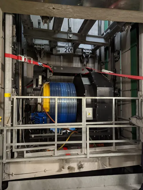 Maschine im Transportschacht auf dem Weg zu Ihrem Platz auf 220m Höhe