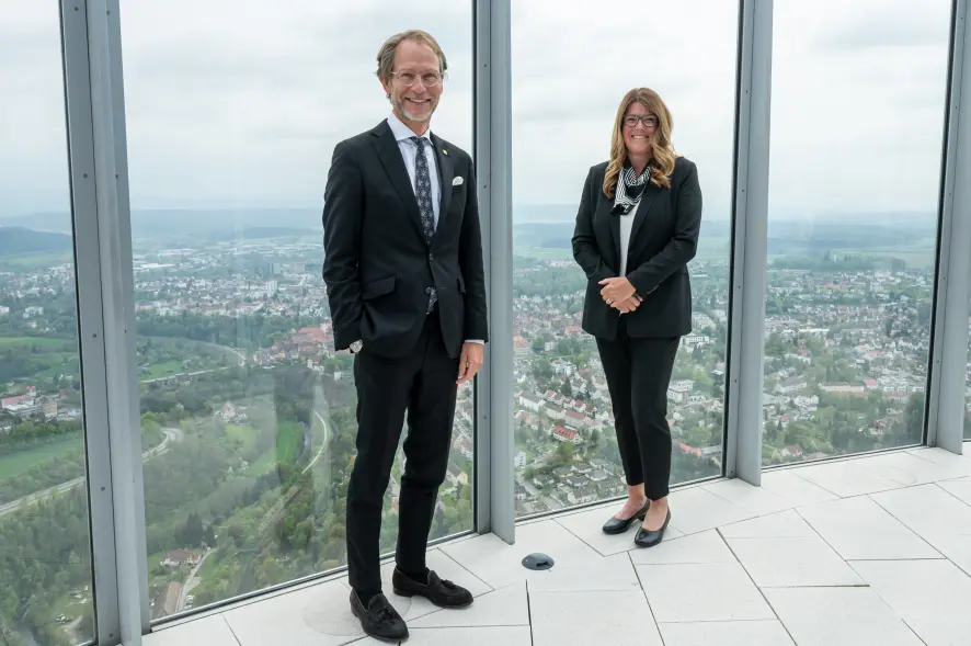Staatsminister Dr. Stegmann und Turmmanagerin Beate Höhnle auf der Besucherplattform