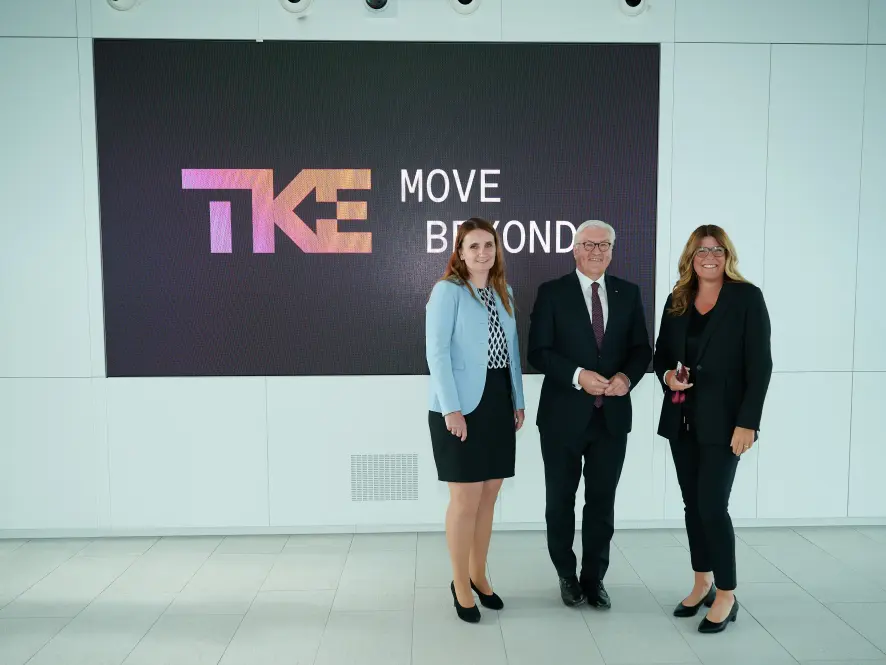 Bundespräsident Frank-Walter Steinmeier zwischen der Geschäftsführerin der TKE Innovation and Operations GmbH Katrin van der Velden und Turmmangerin Beate Höhnle (rechts)