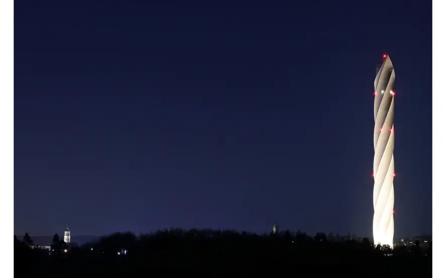 Testturm in der Abenddämmerung