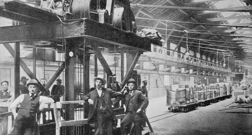 A black and white photo of an early traction elevator at the Chicago Subway shot in 1905.