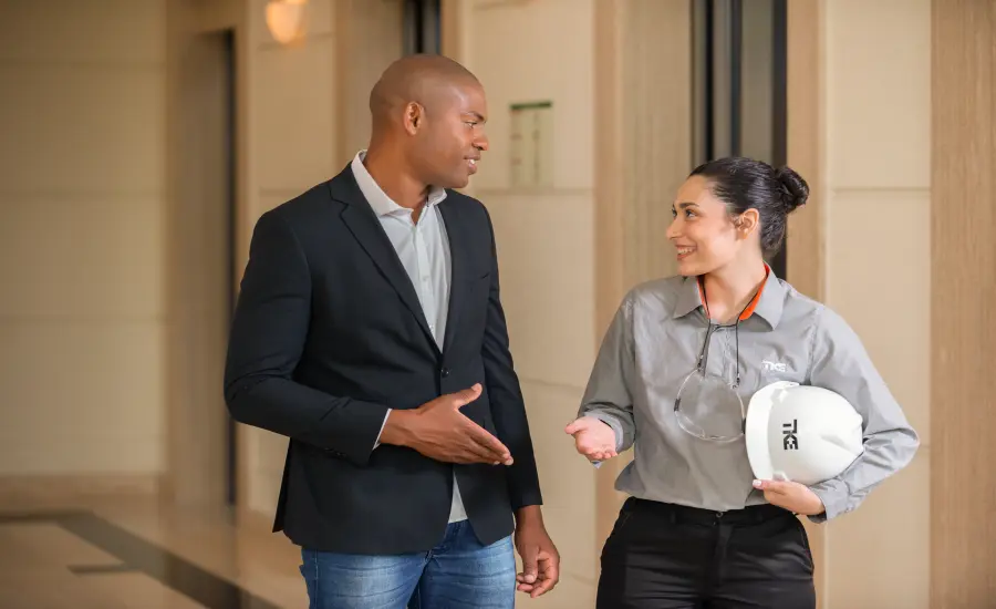 
A property manager and a TK Elevator service technician speaking to one another.
