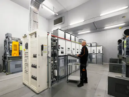 TK Elevator Techniker in einem Maschinenraum mit Aufzug-Steuerungen